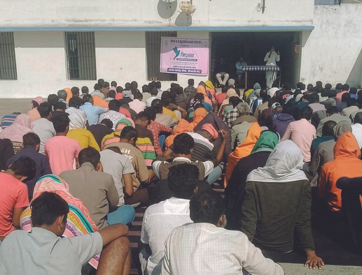 Smriti Budhia addressing a seated group during a talk at Katghora Jail, Korba