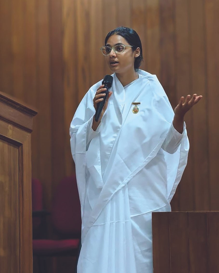 Smriti Budhia speaking at a podium at Mangalam College of Engineering