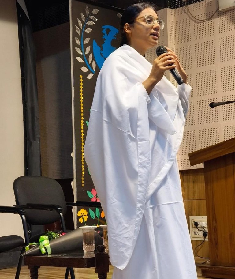 Smriti Budhia speaking on stage at Chinmaya Vidyalaya, Kottayam
