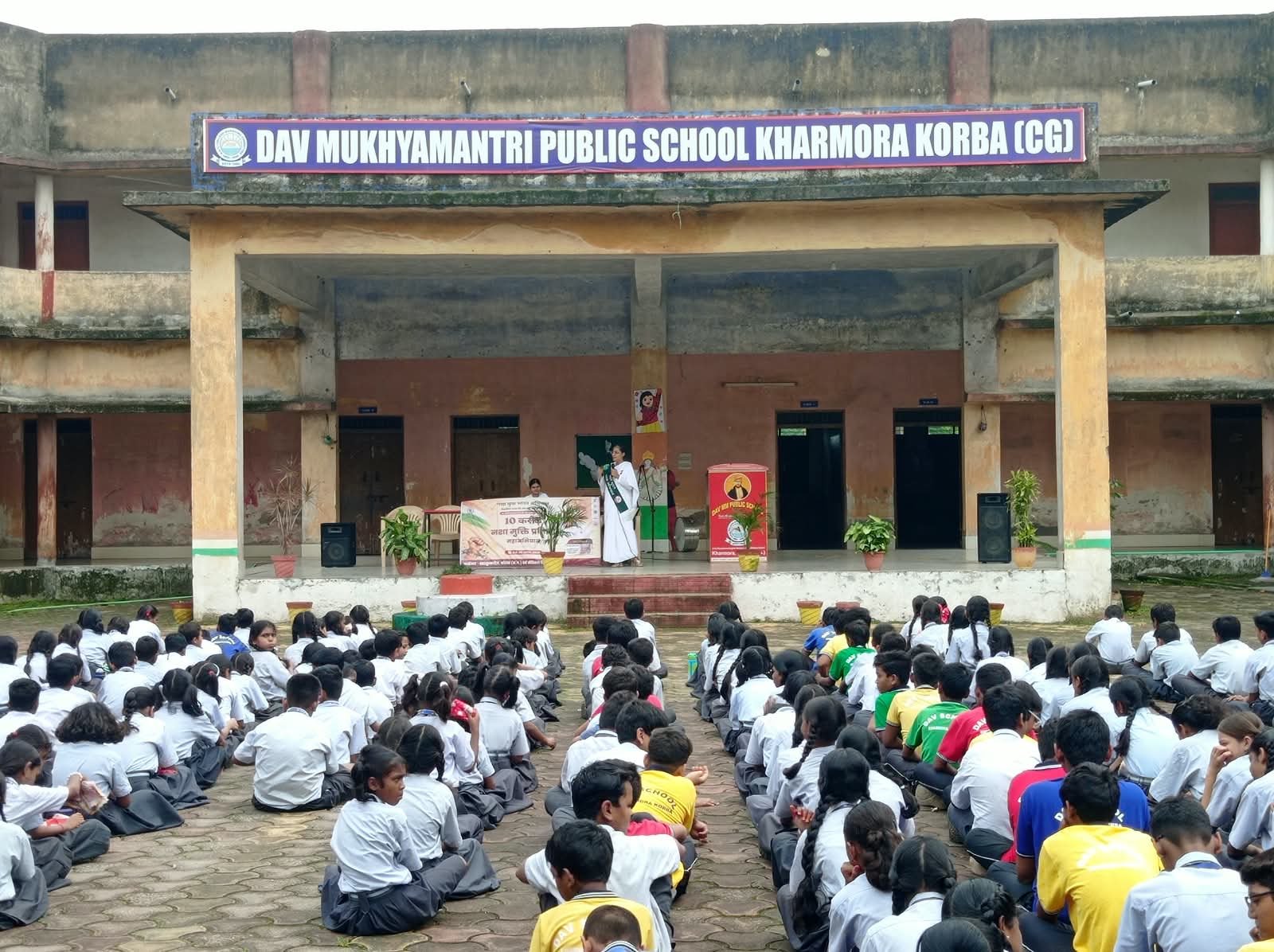 Smriti Budhia at a session with students at DAV Mukhyamantri Public School, Kharmora, Korba
